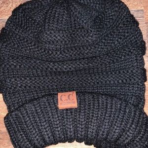 Black knitted beanie 🌿